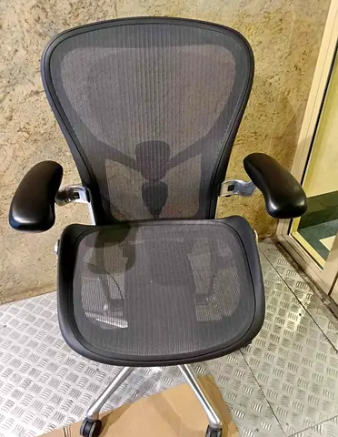 For selling Herman Miller remastered brand new chair.fully loaded.size C.