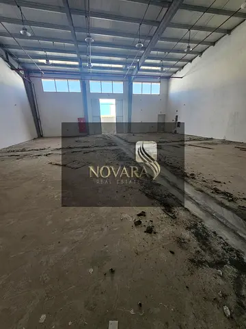 مستودع 3,000 قدم في أم القيوين، كهرباء 3 فاز 25 ك.و، مساحة عملية بسعر 105,000 درهم سنوياً