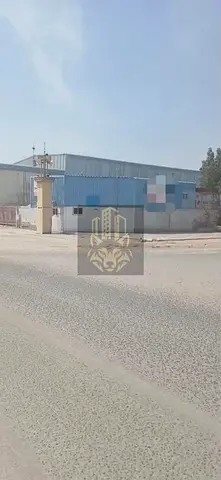 مستودع للإيجار في الجرف 3 عجمان مع ميزان وغرفة صلاة بمساحة كبيره وتجهيزات عملية للأعمال