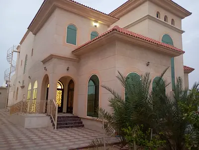 فيلا للإيجار في حوشي الشارقة، 5 غرف ماستر وحديقة، باركن 4 سيارات، مساحة كبيرة، 150 ألف على 4 دفعات