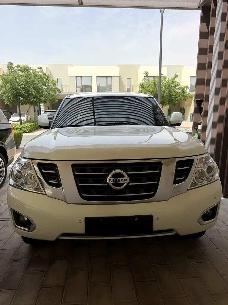 Nissan Patrol 2016 — photo 1 of 10