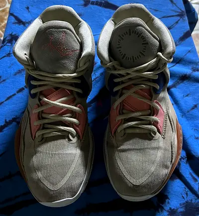 Nike kyrie mens sneakers size 41 beige with pink accents