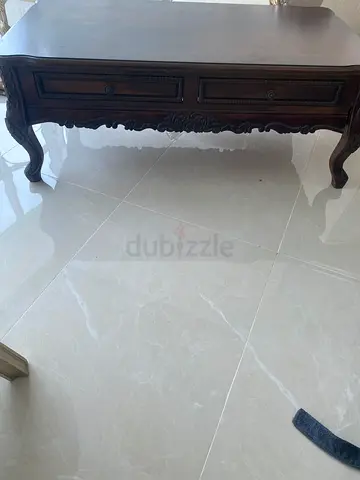 طاولة وسط مع جانبيتين