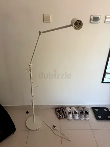 White adjustable floor reading lamp. It works but there is no bulb. And it’s free.