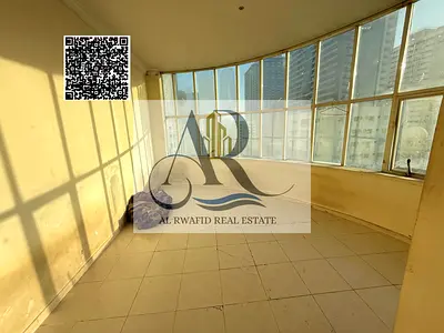 متاح للإيجار السنوي شقة مميزة في منطقة الراشدية 3 بموقع حيوي مقابل جراند مول، حيث تتميز بقربها من جميع الخدمات الأساسية مثل الأسواق والمطاعم ووسائل ال