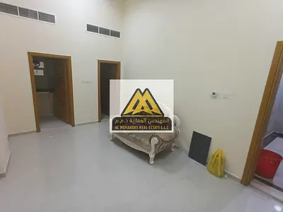فرصة مميزة للسكن في منطقة الروضة 2 على شارع مكة، استوديو بمساحة كبيرة داخل بناية نظيفة ومناسبة للعائلات، قريب من جميع الخدمات.