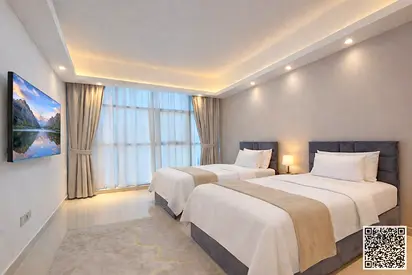 أفخم غرفة وصالة مع بلكونه اطلاله مفتوحه الشقه مفروشه بالكامل فرش جديد راقي جدا بموقع مميز جدا شامله جميع الخدمات مع جيم، مسبح، باركينج خاص