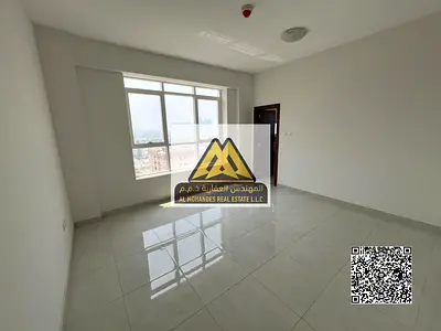 للإيجار السنوي – شقة غرفتين وصالة مع باركن في ثاني صف كورنيش عجمان  (موقع مميز وإطلالة بلكونة)