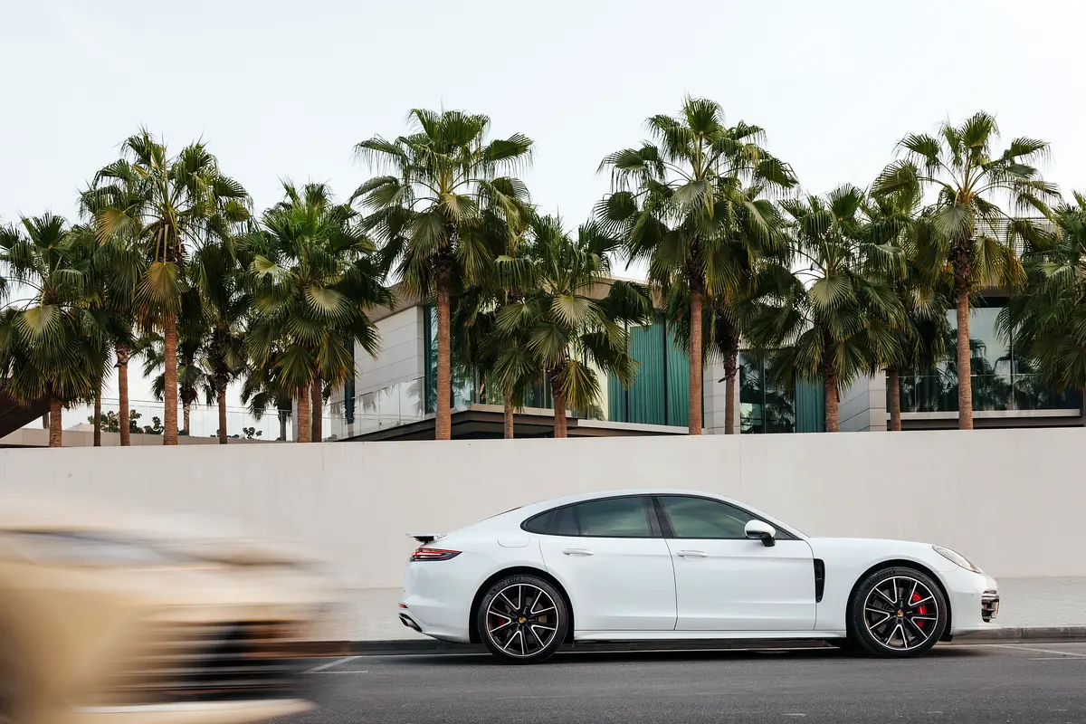Porsche Panamera 2017 — photo 1 of 10