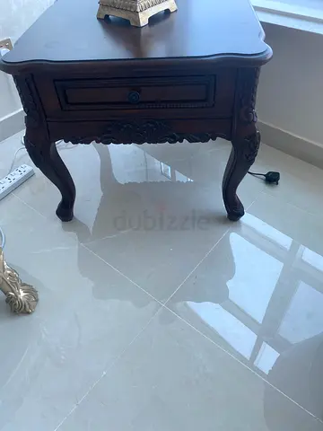 طاولة وسط مع جانبيتين