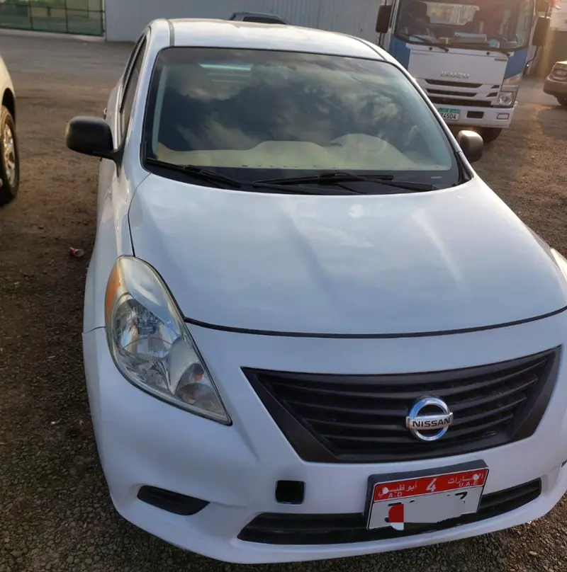 Nissan Versa 2014 — photo 1 of 5