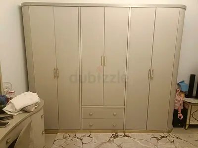 6 doors wardrobe with drawers in good condition