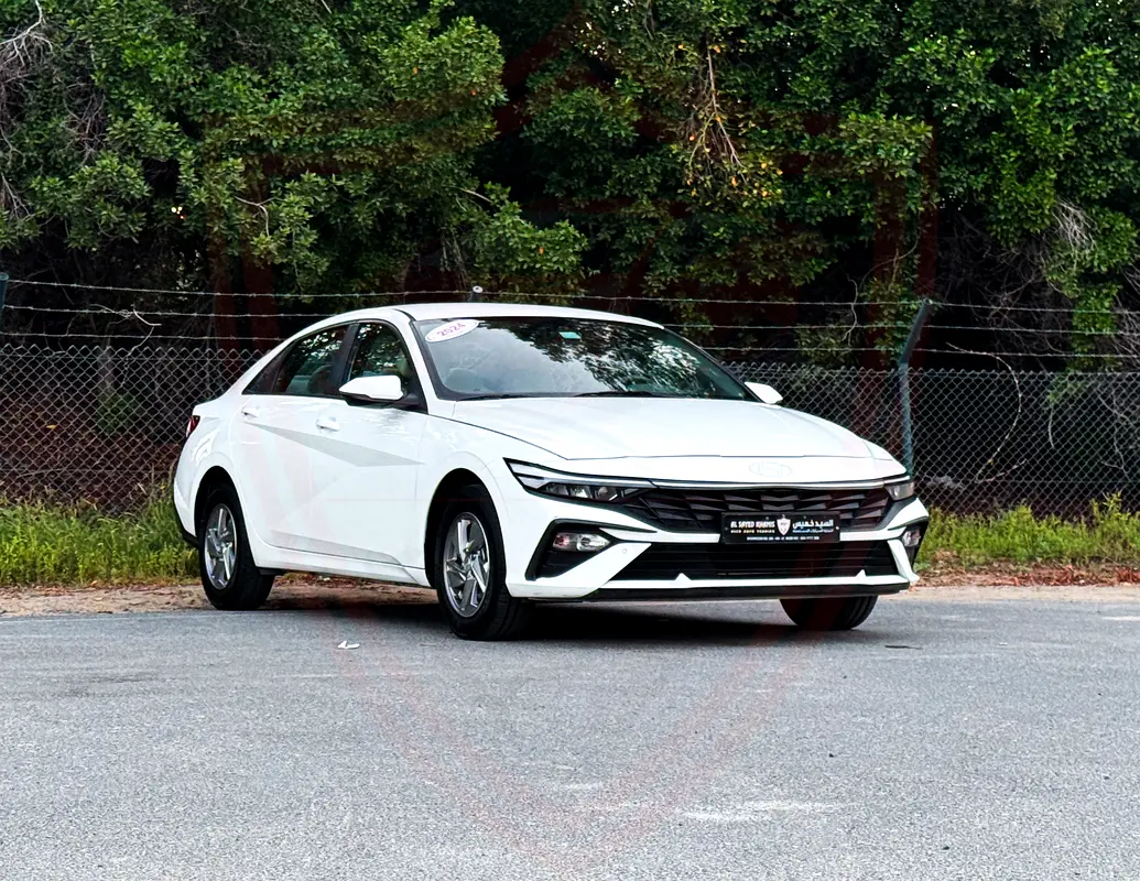 Hyundai Elantra 2024 — photo 1 of 20