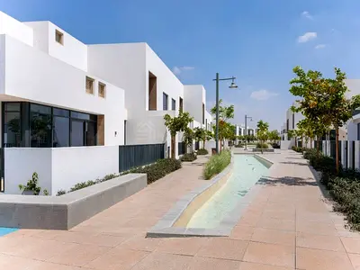 Single Row End Unit | Close to Park | Vacant