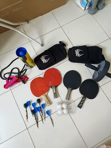 table tennis bats (Ping-Pong), darts, yoga matt, skipping rope and weights