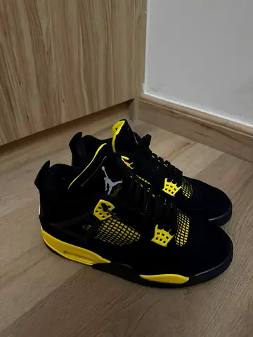 Jordan 4 Retro Thunder 2023
