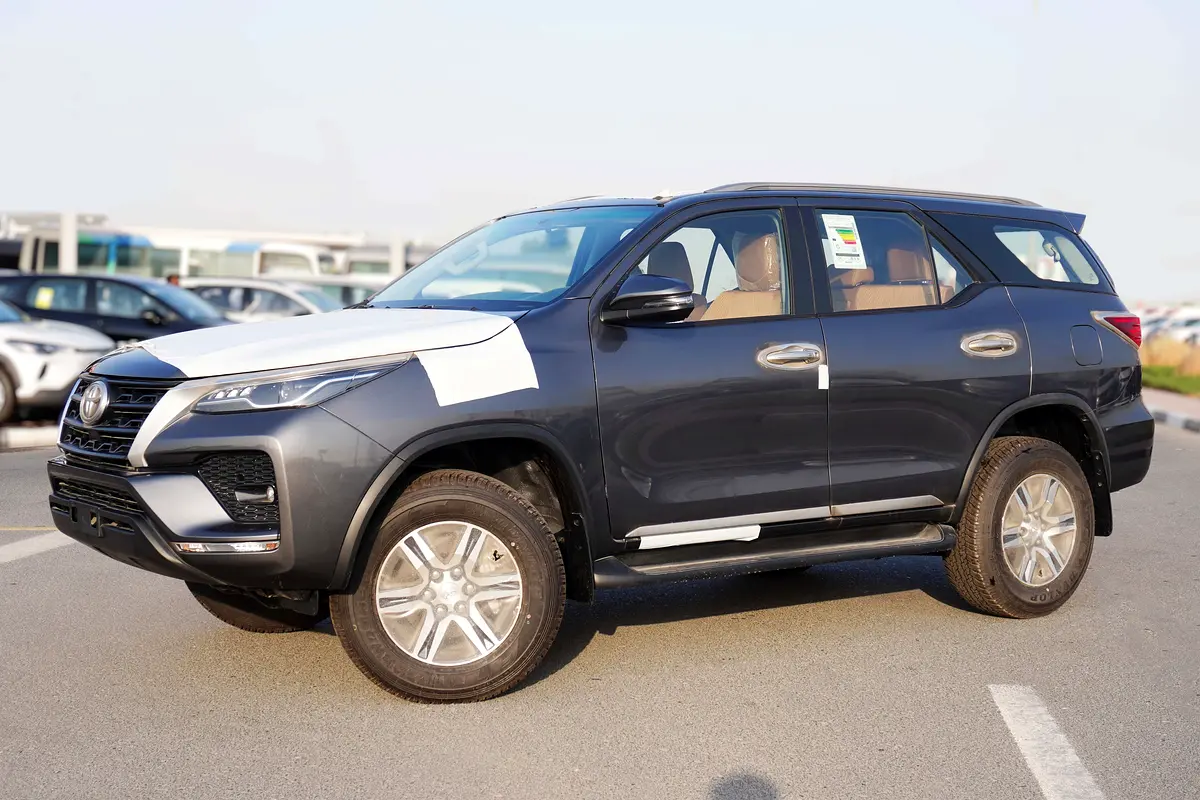Toyota Fortuner 2025 — photo 1 of 18