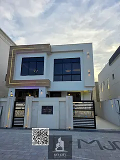 Villa for sale with a roof terrace, all fees included, and 6 master bedrooms in a prime location.