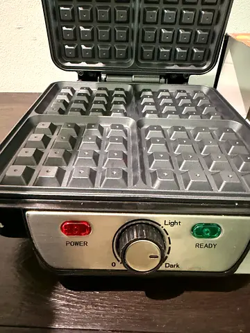 Light used Waffle Maker - Electric, Adjustable Browning