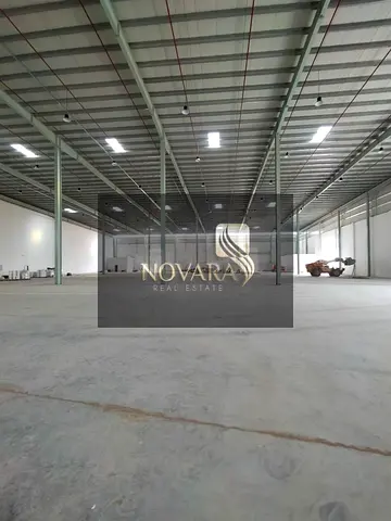 Warehouses for rent in Umm Al Quwain, large spaces, 15 warehouses at a price of 30 dirhams per foot, ideal for storage and ready for handover.