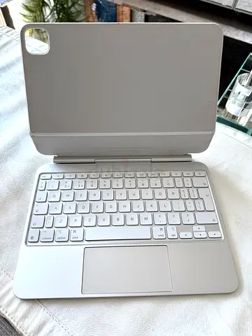 iPad Pro M4 11 inch Magic Keyboard White
