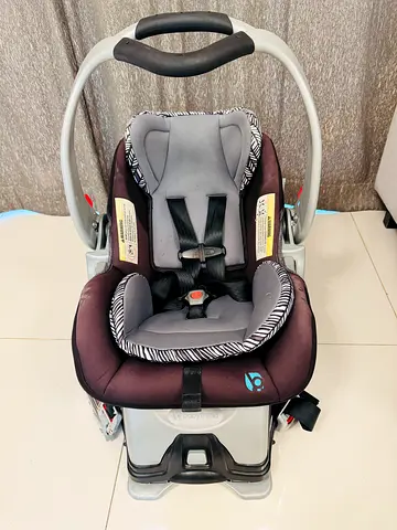 Infant car seat with base - good condition for at 75 aed only
