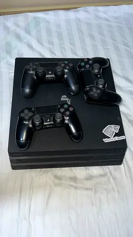 PS4 PRO 1TB + 13 Games + 3 controllers