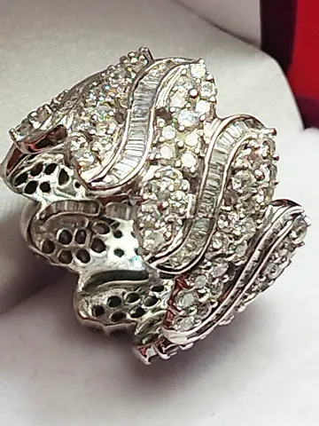 Diamond solitaire gold ring