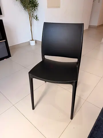 4 Premium Plastic Dinner Chairs