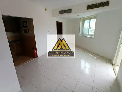 الراشدية 3 بعجمان. تم تصميم هذا الاستوديو ليوفر لك أقصى درجات الراحة، مع مطبخ منفصل لخصوصية أكبر، وبلكونة خاصة للاستمتاع بوقتك، بالإضافة إلى خزائن حا