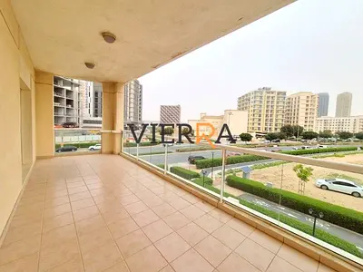 2 موقف سيارات | تم تجديده | شرفة واسعة