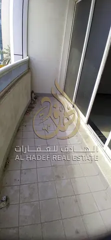 شقة غرفتين وصالة في المجاز 2 مع غرفة ماستر، صيانة مجانية، موقع مميز قريب من الكورنيش والخدمات، مناسبة للعائلات، الدفع 6 دفعات،