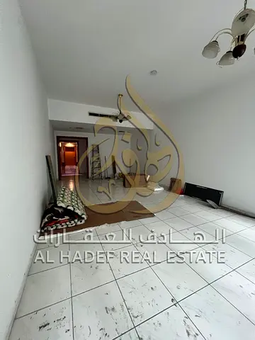 شقة غرفتين وصالة للإيجار في المجاز 2 بموقع مميز على مخرج دبي مع بلكونة وغرفة ماستر مساحات ممتازة وقريبة من جميع الخدمات مع دفع 4 دفعات