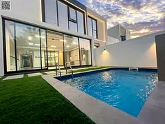 Luxury villa with 4 master bedrooms and a swimming pool. Fully equipped with a smart home system. Pr