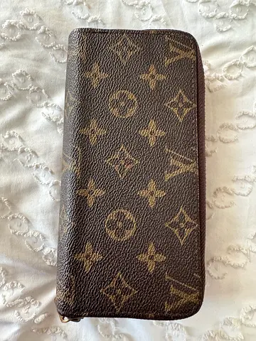 Louis Vuitton Zippy wallet in brown Monogram coated canvas 40 AED 💰