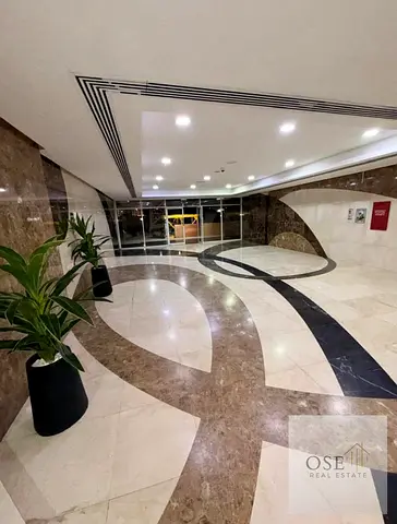 شقة مميزة للبيع في أبراج النعيمية تاور سي بمساحة 1400 قدم مربع توفر بيئة سكنية مريحة وتصميما عمليا يناسب العائلات تتكون من غرفتين نوم وصالة واسعة مع ت