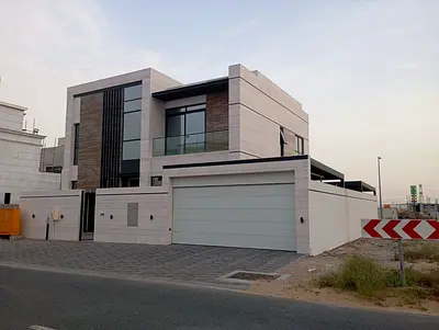 فرصة مميزة للسكن الراقي في فيلا حديثة داخل حوشي – الشارقة، بموقع استراتيجي قريب جدًا من دبي والشارقة وجميع الخدمات