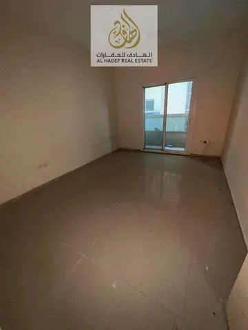 شقة غرفة وصالة للإيجار في الشارقة الخان مع بلكونة وموقع مميز قريب من الكورنيش و ومن جميع الخدمات و وسائل المواصلات