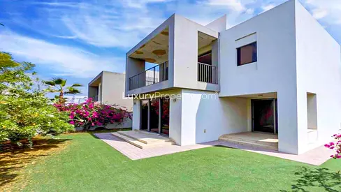 Vacant | Upgraded Single Row | 3 Bedroom