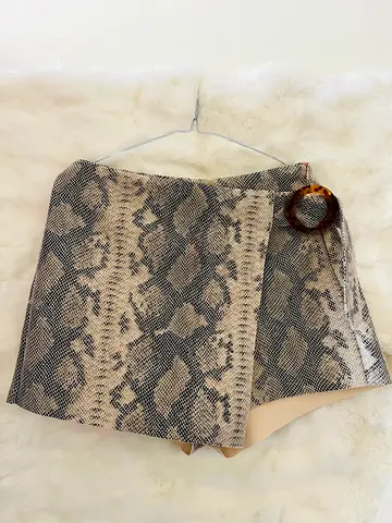 ZARA Snake-print mini skirt with tortoiseshell buckle detail - SIZE M
