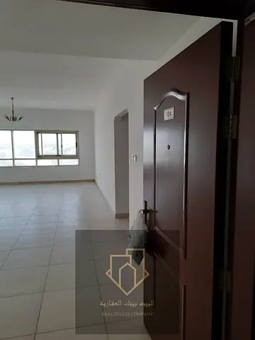 فرصة مميزة للسكن العائلي في أحد أفضل المواقع الحيوية في إمارة عجمان، حيث تقع الشقة على شارع الاتحاد مباشرة، مما يوفر سهولة كبيرة في التنقل إلى الشارقة