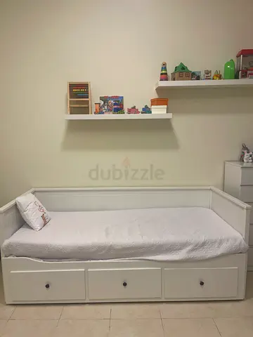 White wooden daybed with under-bed drawers - good condition