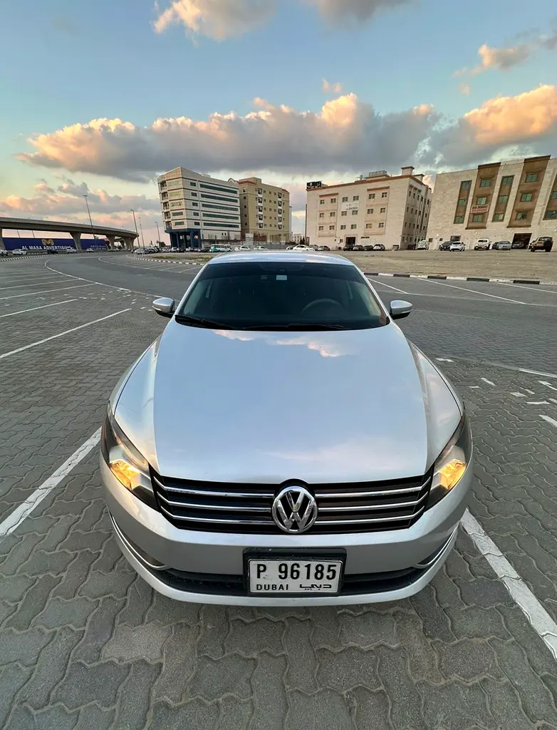 Volkswagen Passat 2013 — photo 1 of 3