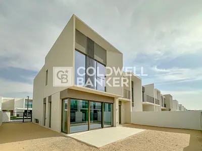 Ready to move | Near the Park | Floating Stairs