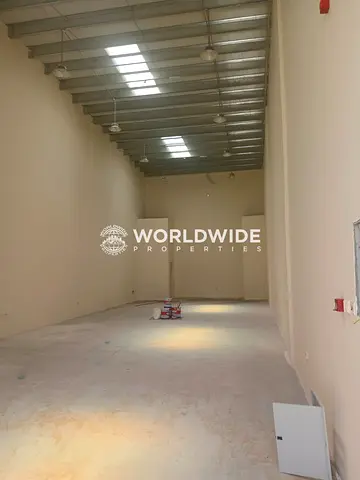 فرصة ذهبية مستودع على الطريق الرئيسي || طريق رئيسي مزدوج الطابق الأرضي، المساحة الإجمالية: 2300 قدم مربع || الإيجار بالدرهم الإماراتي 100,000/-