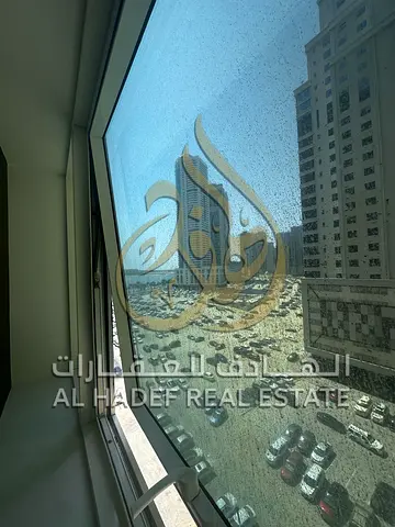 🇦🇪 للإيجار في الشارقة – منطقة الخان 🇦🇪 شقة غرفتين وصالة بمساحة ممتازة وموقع استراتيجي في برج راقٍ  🏢 تفاصيل العقار:  غرفتين نوم  صالة واسعة  مساح