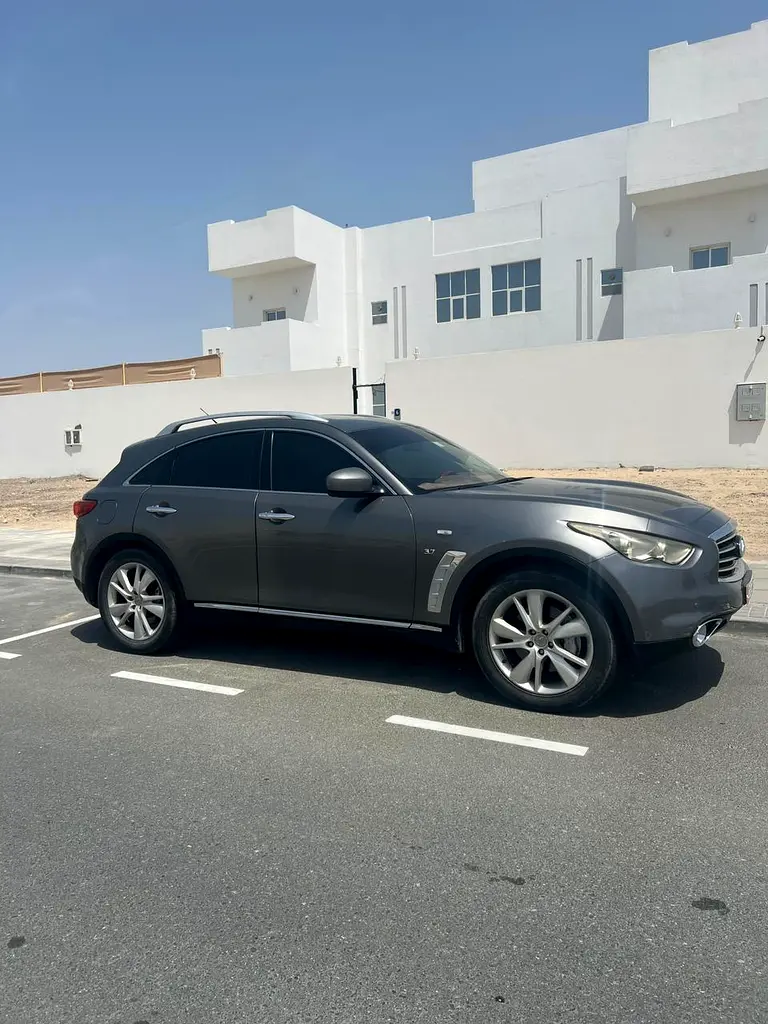 Infiniti QX70 2015 — photo 1 of 6