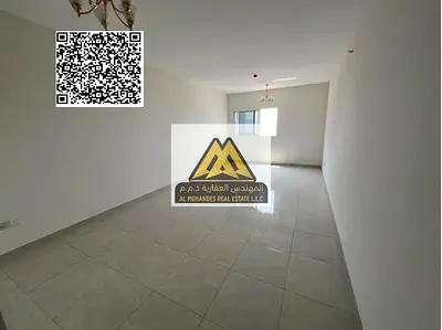 شقة غرفتين وصالة للإيجار السنوي في موقع مميز على الكورنيش، تتميز بإطلالة مفتوحة وبلكونة وتشطيب جيد مع باركن خاص، مناسبة للسكن العائلي في منطقة حيوية و