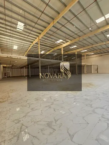 معرض للإيجار بالجرف الصناعية 3 على شارع رئيسي، مساحة 31,000 قدم مع ميزانين، كهرباء 100 كيلو، بسعر 1.5 مليون درهم سنوياً.