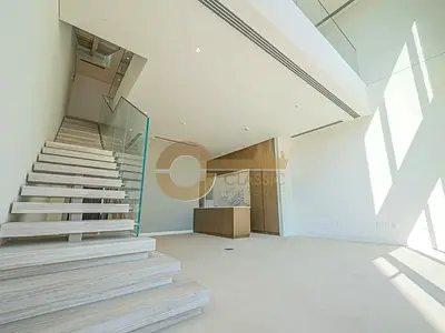 فيلا من 3 غرف نوم | حديقة خاصة | إطلالات على المسبح والمدينة